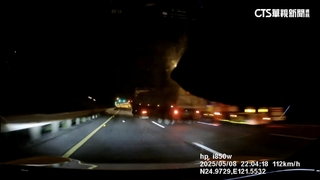 驚險一瞬間！大車閃緩撞車急切2線道　後車險撞上