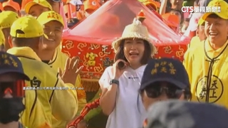 信眾搶扛轎！　每人平均扛17.5公斤　女信眾扛到「歪腰」