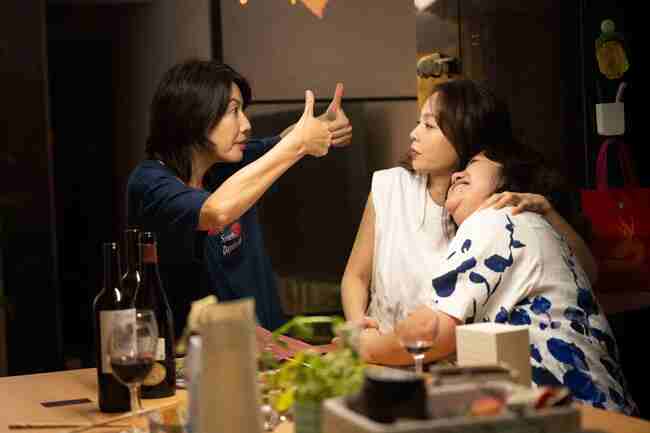 假日主持人藏不倫祕密？鍾欣凌首演「最重小三」火辣滾床 | 華視新聞