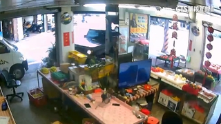 疑心臟剛裝支架不適　男逆向撞桿險衝進水果店