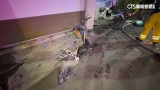 高雄民宅暗夜火　疑電動機車充電起火.燒剩骨架