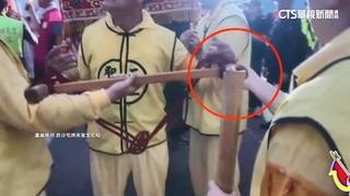 為扛轎用力推轎班人員.中途「斷桿」　網友：媽祖生氣了