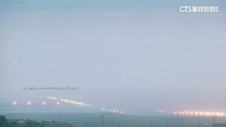 桃機雷擊.閃電不斷　樂桃「沖繩飛桃機」折返