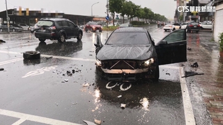 2連撞！　疑未注意前方待轉車　轎車追撞又衝分隔島飛起