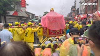 「雨」神同行！　粉紅超跑罩防水布　千里眼.順風耳穿雨衣