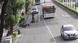 公車司機路中放乘客害撞飛　業者：行政懲處