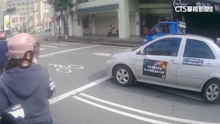 叭！救護車鳴笛路口遭擋　駕駛疑滑手機「擋10秒」挨轟