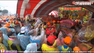 媽祖愛追劇！連三停駕點觀戲　轎班拿「粉色雨衣」防雨