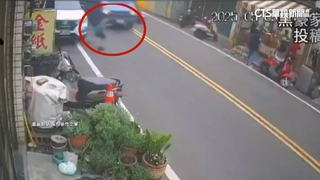 「未走斑馬線」衝過馬路　男童遭廂型車撞飛倒地