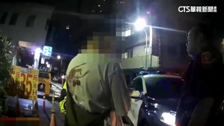 醉漢隨機攔車攻擊　1家3口嚇壞.騎士下唇被打傷