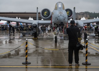 駐韓美軍空軍基地辦航空展「禁中國、台灣人入場」　2台男3度闖入、非法拍攝遭逮