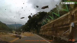 苗栗大湖巨石砸落驚悚曝　駕駛急催油門逃命