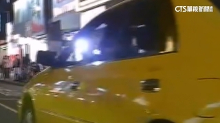 不滿被按喇叭提醒　運將持手電筒照眼挨告