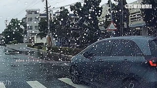 排隊亂象！大餅名店轉角違停擋道　警：將開罰