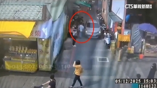 淡水老街爆行車糾紛　叭一聲男怒亮槍「拉槍機」