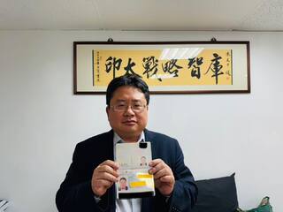 遭國民黨檢舉「外國人」幫罷團助講　矢板明夫曬護照：我是台灣人