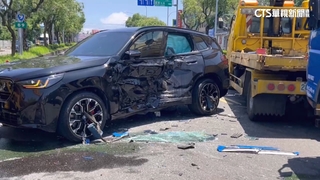 慘！業務交車前開383萬名車幫加油　違規迴轉挨撞