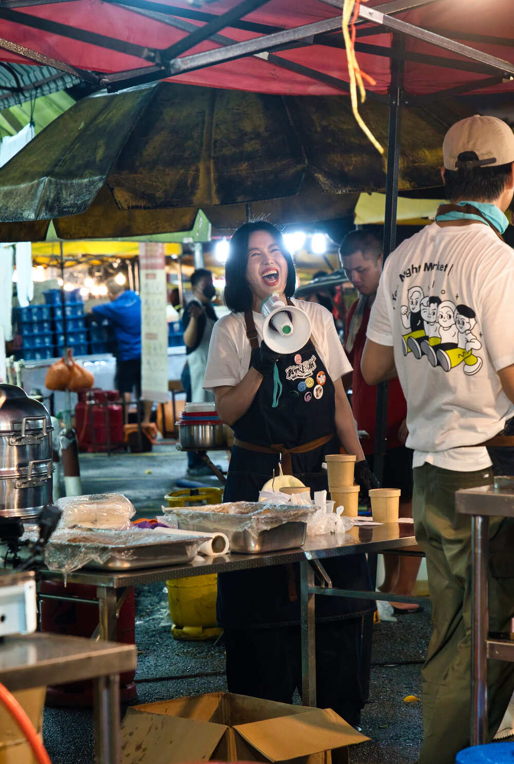 苗可麗不斷呼喊客人。