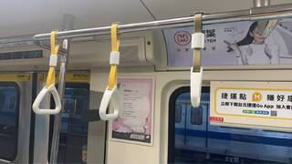 台北捷運調降千個手拉環高度　估7月底前完成全路線車廂近門處調降