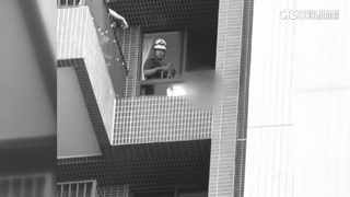 家庭財務爆衝突！　男持利器襲前妻　爬高樓陽台與警對峙