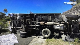 疑拚單搶快？　小貨車失控自撞翻3圈　車變形.床單四散