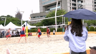 台北午後雨彈狂炸！　世壯運沙排照打　選手雨中奮戰