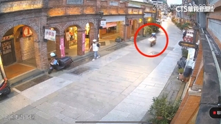 疑已非首次！　騎士飆速穿越「三峽老街」嚇壞行人