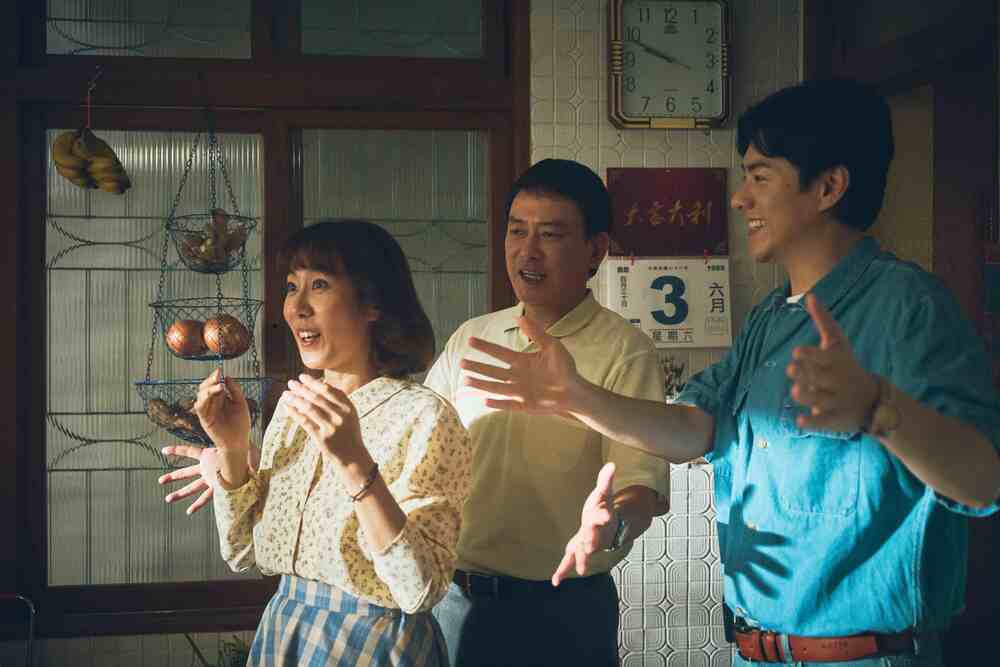 李程彬化身戀愛軍師 「推倒小芬」測好感 | 《成功路上》建中(李程彬飾演)與昆明(王識賢飾演)給秀萍(張詩盈飾演)驚喜