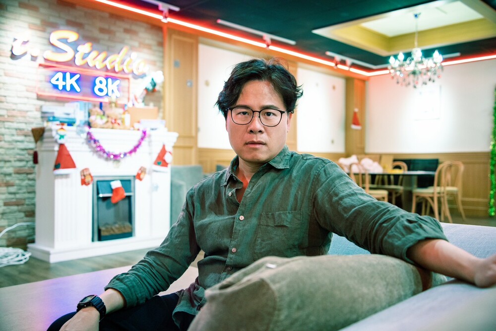 《大巨蛋旁邊》人氣單元《柏齡10分鐘》主持人黃柏齡