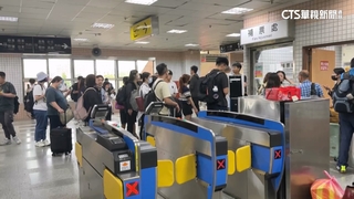 大雨狂炸土石流淹橋面！台鐵和仁-崇德中斷　遊客擠爆車站