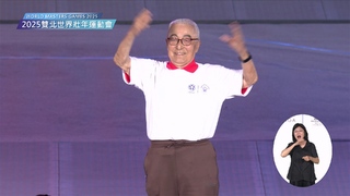 黃仁勳問「長壽秘訣」　104歲林友茂幽默回「多看美女」