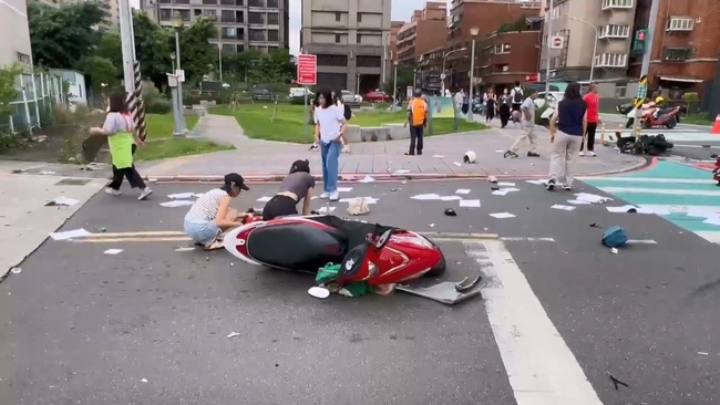 三峽北大國小前發生嚴重車禍　釀3人死亡、10多人傷 | 華視新聞