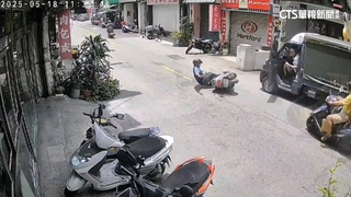 貨車駕駛開車門「擊落騎士」　民眾幫撐傘防中暑