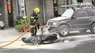 微電車起火少年硬騎不停！　警急攔人助滅火