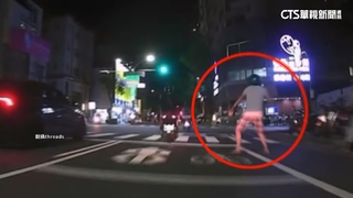 疑超車被按喇叭！騎士追車丟石頭砸車　遭送辦