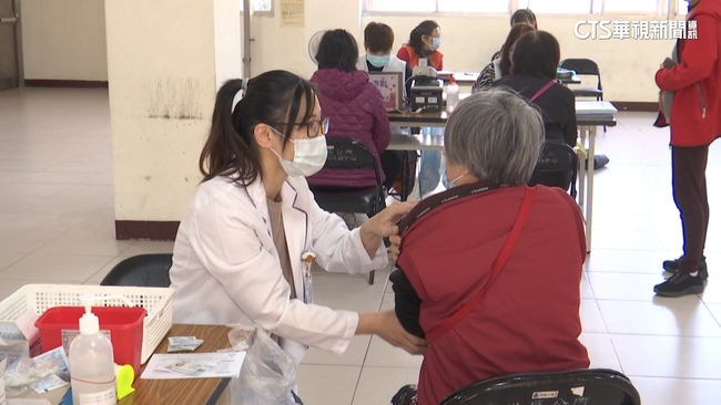 新冠疫情升溫！單週1.9萬人就診、較前週暴增88%　6月中下旬恐達高峰 | 華視新聞