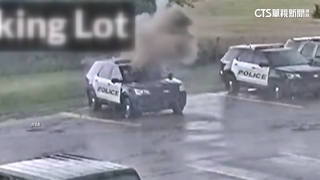 極端氣候襲美！　閃電擊中警車爆巨響