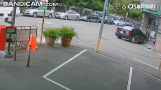 校前再傳失控撞！　汽車暴衝撞醫院門柱　差10秒撞老師