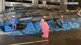 不敵強陣風！中和三樓高鷹架倒　波及三車無人傷亡