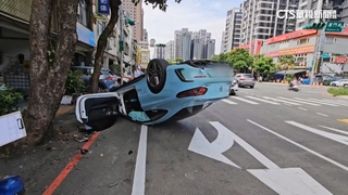 看手機分心？　突偏車道撞車翻　警一查竟掛假車牌