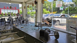 砰！轎車撞超商柱子.落地窗全碎　女駕駛：踩不到剎車