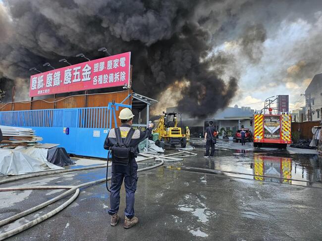 高雄仁武區塑膠倉庫火警釀空污　環保局出手開罰 | 華視新聞