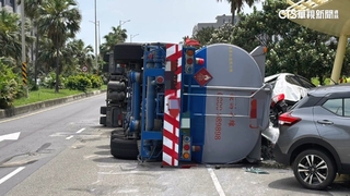 載運「二甲苯」槽車翻覆「撞路邊6車」　化學液體外洩