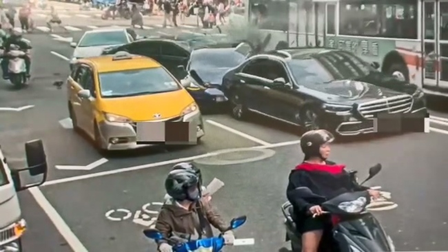 北市重慶南路一段轎車暴衝撞4車　造成8人受傷 | 華視新聞