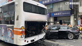 78歲駕駛「無照暴衝」！　闖燈「兩波衝撞」殃4車8傷