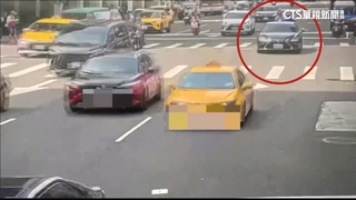 北市車輛暴衝關鍵？　78歲老董車驚見「腳踏墊蓋油門」