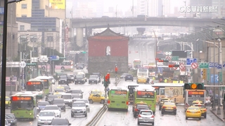 鋒面來襲！　9縣市大雨特報　週末慎防劇烈天氣