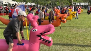 趣味陸上行舟！　參賽者抵終點前　需先吃肉粽飲品