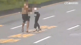 情侶當街大吵　男打赤膊作勢讓車撞遭送辦