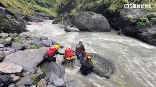 霧台大雨溪水暴漲9人受困　消防驚險橫渡搶救